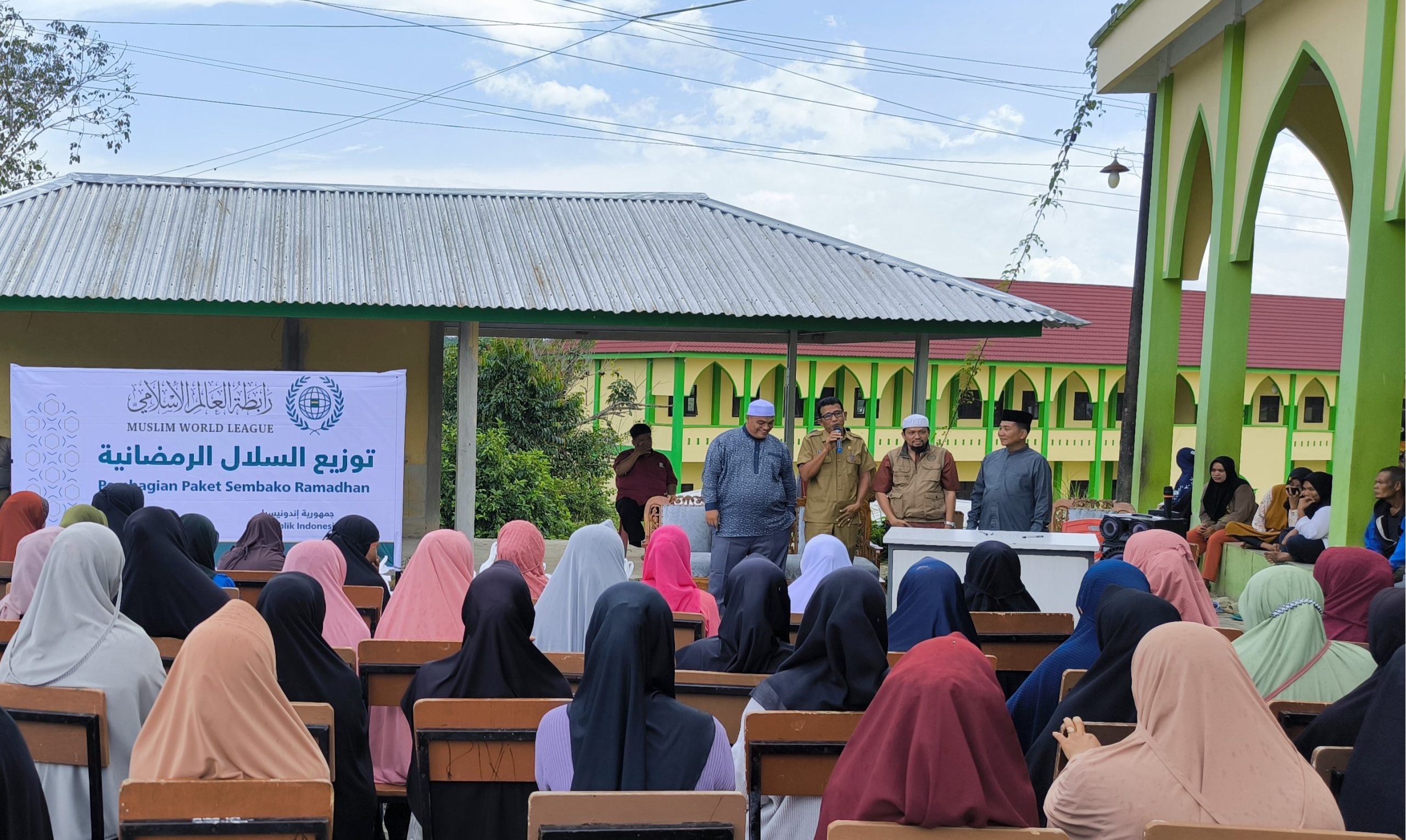 Ponpes Al-Amanah Al-Islami dan Rabithah Alam Islami Salurkan Bantuan Sembako untuk warga Desa Ridan dan desa siabu, Hujan Berhenti Saat Pembagian